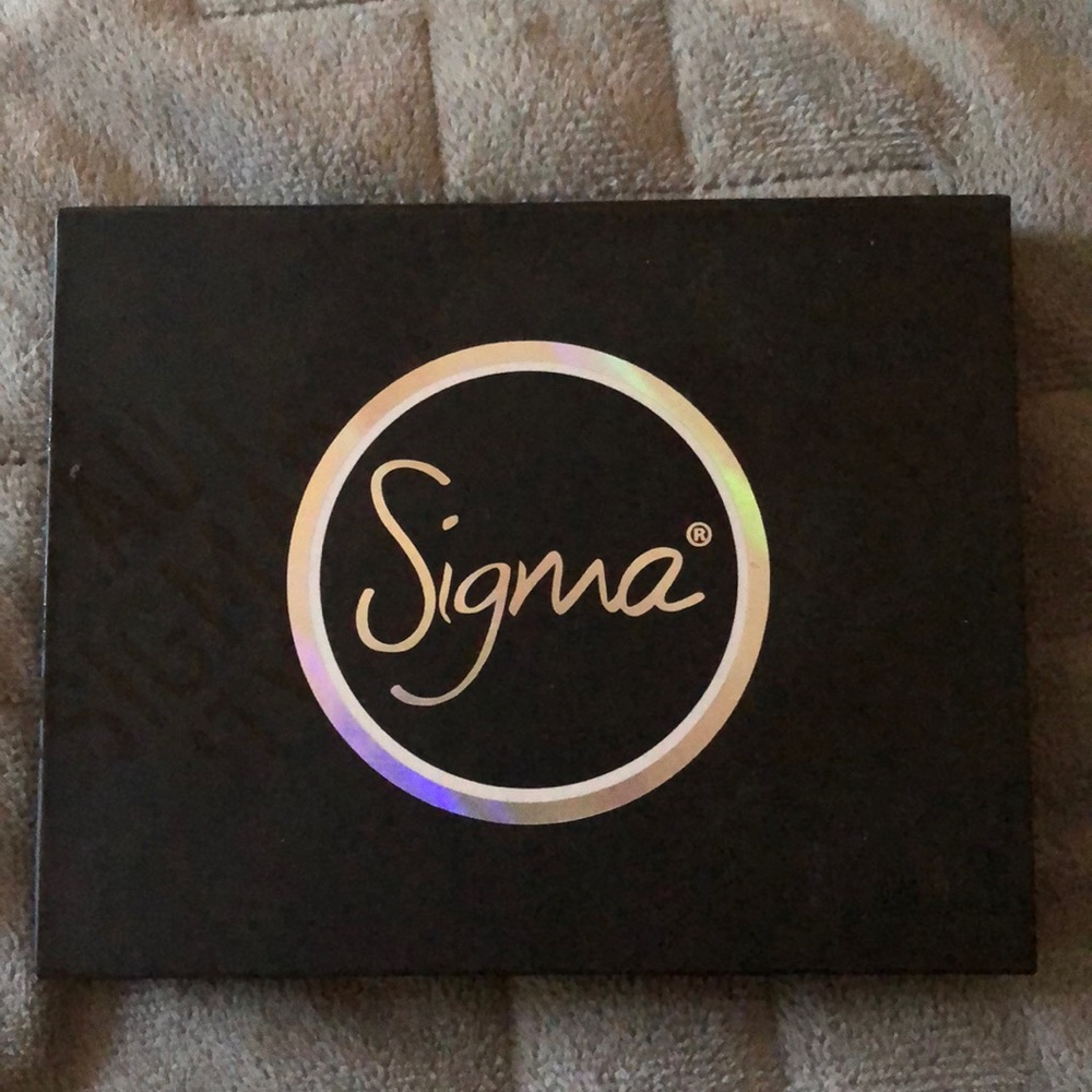Brand New Sigma Smoke Screen Palette